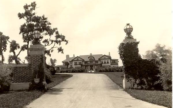Private Entrance at North Side Longview Residence